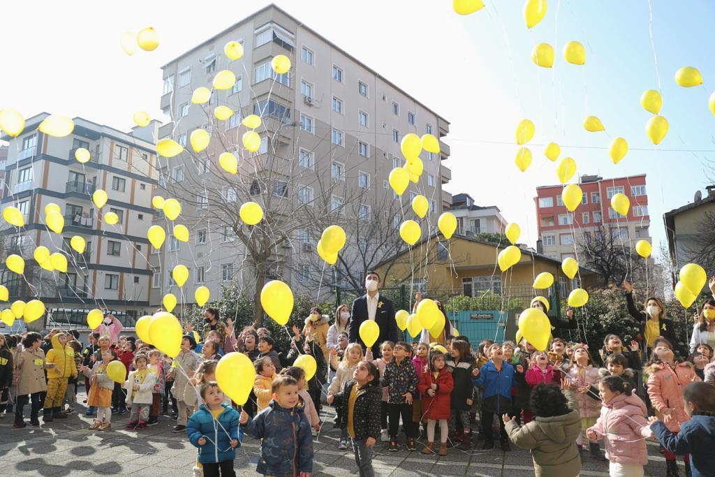Kartal’da sarı balonlar kansere dikkat çekmek için gökyüzüne uçtu