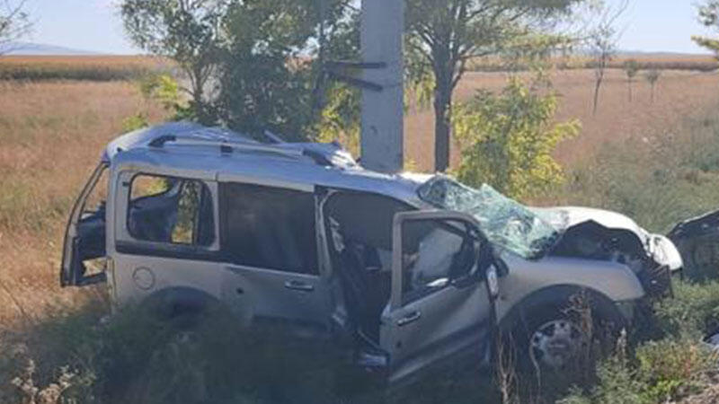 Konya'da hafif ticari araç, direğe çarptı; sürücü ve eşi öldü, 3 yaralı