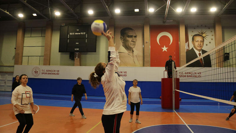 Nevşehir'de voleybol ile tanışan 48 kadın, antrenman yaptı