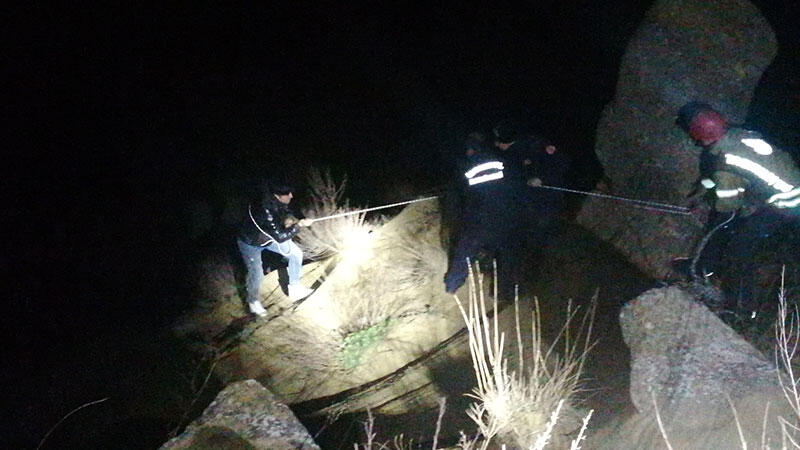 Silivri'de kayalıklarda mahsur kalan 2 kişiyi itfaiye kurtardı