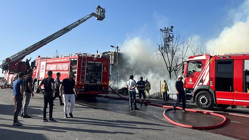 Sultanbeyli’de mobilya imalathanesinde çıkan yangın geri dönüşüm tesisine sıçradı