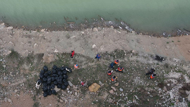 Tunceli'de debisi artan Munzur ve Pülümür çaylarının taşıdığı yarım tonluk çöp temizlendi
