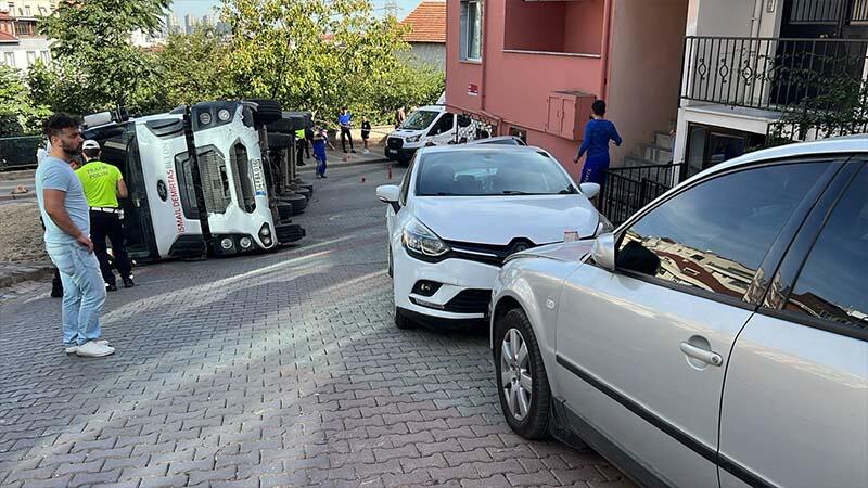 Üsküdar'da hafriyat kamyonu 3 otomobile çarpıp devrildi