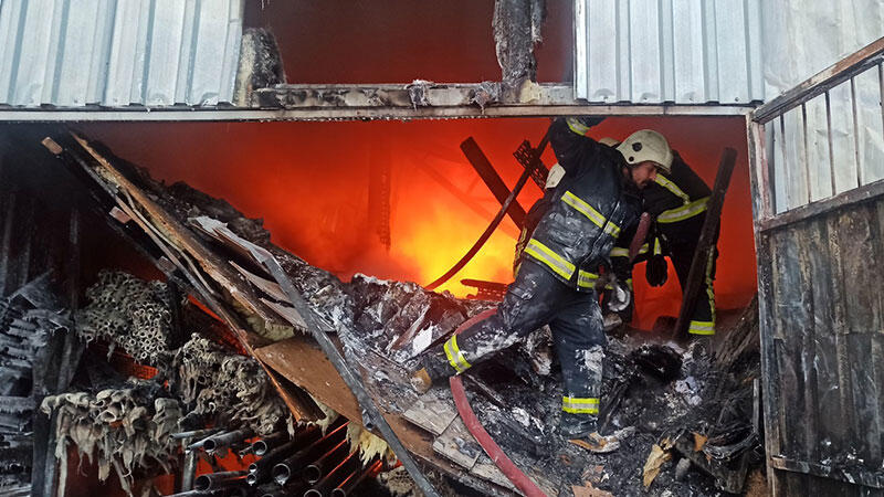 Van'da iş yeri yangını 2 saatte söndürüldü