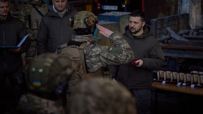 Zelenski, Donetsk bölgesinde bulunan Bahmut’u ziyaret etti