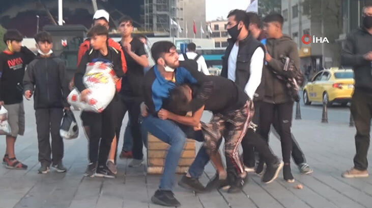 Taksim Meydanı'nda iki grup arasındaki kavga kamerada