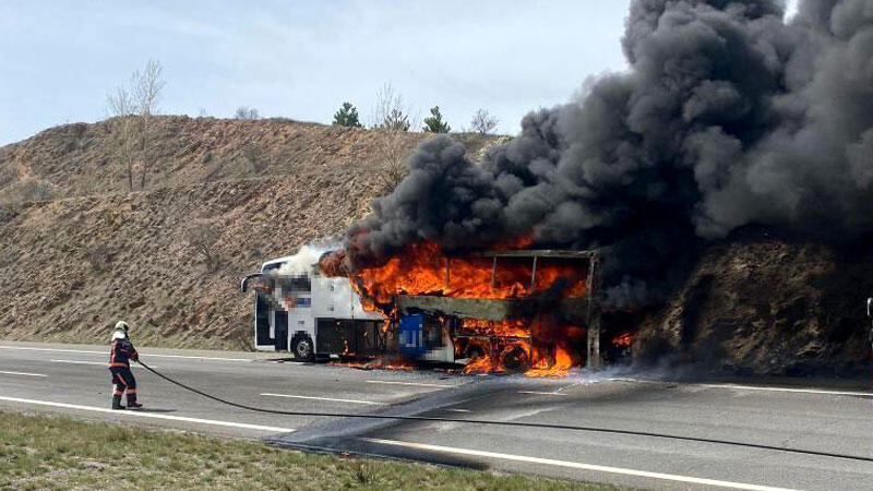 Yolcu otobüsü, alev alev yandı