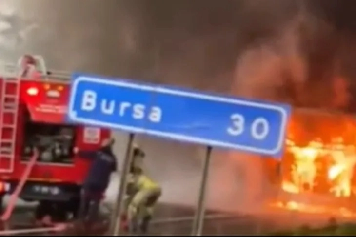 Yolcu otobüsü, alev alev yandı